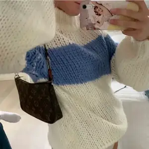 (Obs lånade bilder av hon jag köpte tröjan av) säljer denna supersnygga chunky knit, perfekt till vintern, frakt tillkommer💜