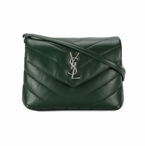 Ysl väska - Säljer min loulou Toy bag i grönt med silver detaljer. Kommer ej gå ner i pris. Sälja inte längre och enligt mig den absolut snyggaste förgen! Svårt o få fram färgen på bild och när det är mörkt! Den är köpt på vestiare oanvänd❤️