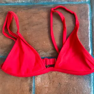 Röd och mycket fin bikinitopp.