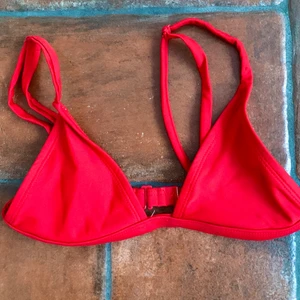 Röd bikiniöverdel  - Röd och mycket fin bikinitopp.