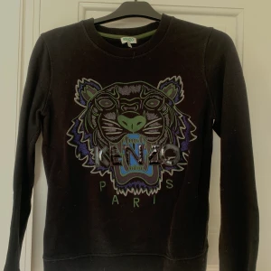 Kenzo tröja - Jättefin kenzo tröja med fint tryck. Knappt använd jättefint skick