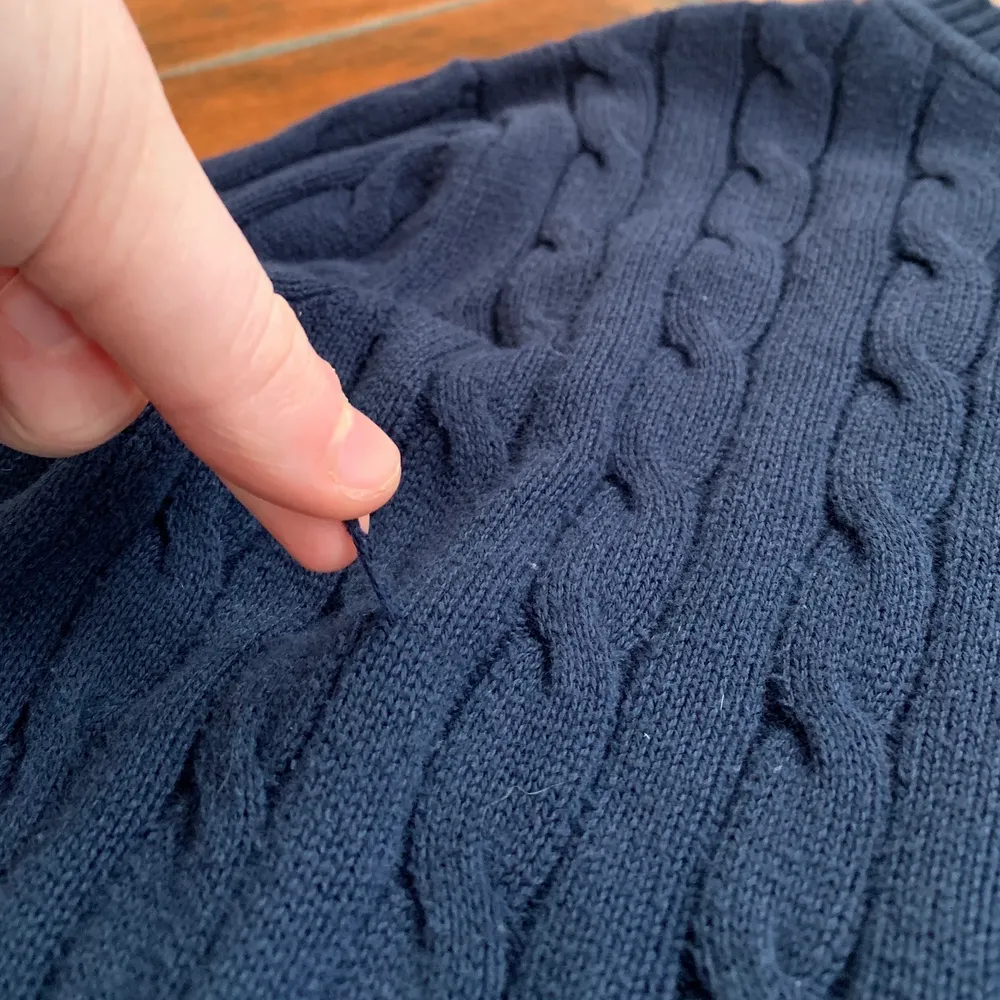 Marinblå cotton cable crew tröja från Gant. Barnstorlek= 132-140cm. En tråd som sticker ut på framsida men utöver det bra skick. Ordinariepris 899kr och nypris 469kr. Stickat.