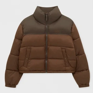 Brun puffer jacket  - Sjukt snygg dunjacka från pull and bear i storlek M. Aldrig använd utomhus då den tyvärr är för liten för mig, så jag skulle rekommendera denna till någon som bär m men vill att den ska sitta åt, alternativt bär en mindre storlek och vill ha den oversized. Nypris:400kr. Diskuterar gärna pris vid snabb affär💙