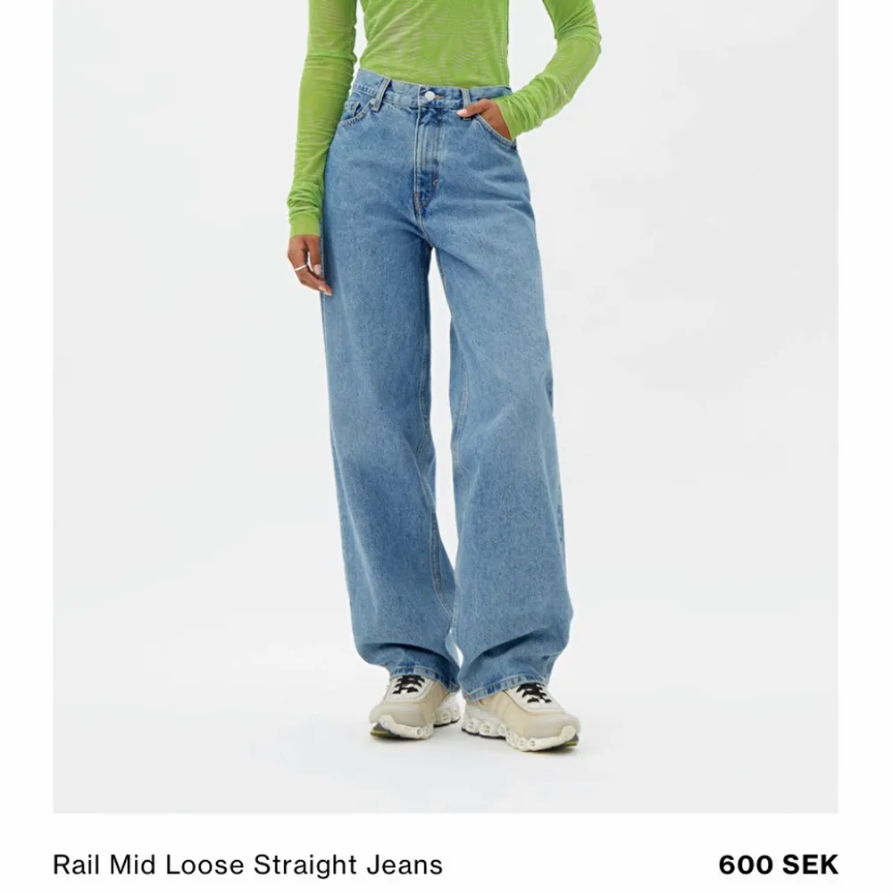 Weekday jeans i modellen Rail vilket beskrivs som ”Mid loose straight jeans” på hemsidan och köptes för 600kr har inte använts så mycket, är i mycket-ny skick💕 Kom privat så kan vi diskutera pris osv… (mått, fler bilder) . Jeans & Byxor.