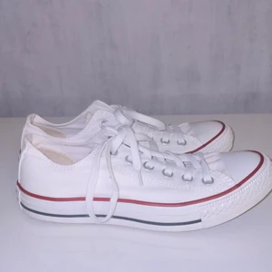 Vita converse  - Jag säljer dessa skor nu både för att jag har ett par likadana fast höga och för att domhär är för stora. Dom är självklart äkta! Jag fick dom i somras men har knappt kommit till användning då dom somsagt är för stora. Dom är i väldigt bra skick och som man ser på bilderna är dom väldigt rena och fina. Dom är i storlek 39 och köparen står för frakten som är 66kr spårbart! Skriv till mig om ni är intresserade eller har några andra frågor!