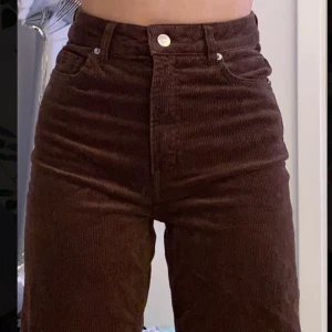 Bruna manchesterbyxor - Bruna helt nya manchesterbyxor i Stl 34. Köpta för 499kr på H&M. Långa i benen för mig som är 160cm