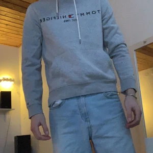 Tommy hilfiger hoodie - Den är i bra skick, säljer för att den är för liten.