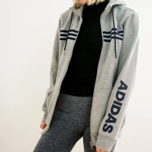 Tröja med dragkedja från adidas!  - Lite längre i modellen och med blåa detaljer! Mycket fint skick och supermysig. 🦋