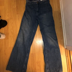 jeans - Thriftade lågmidjade jeans i storlek 40 med snygg fläta runt midjan, köparen står för frakt💚