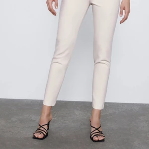 Beiga Cigarette byxor  - Ursnygga och helt oanvända kostymbyxor från Zara! 