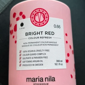 Maria Nila Bright Red "Color Bomb" - Oöppnad "color bomb" från Maria Nila i färgen Brighton Red, 300 ml