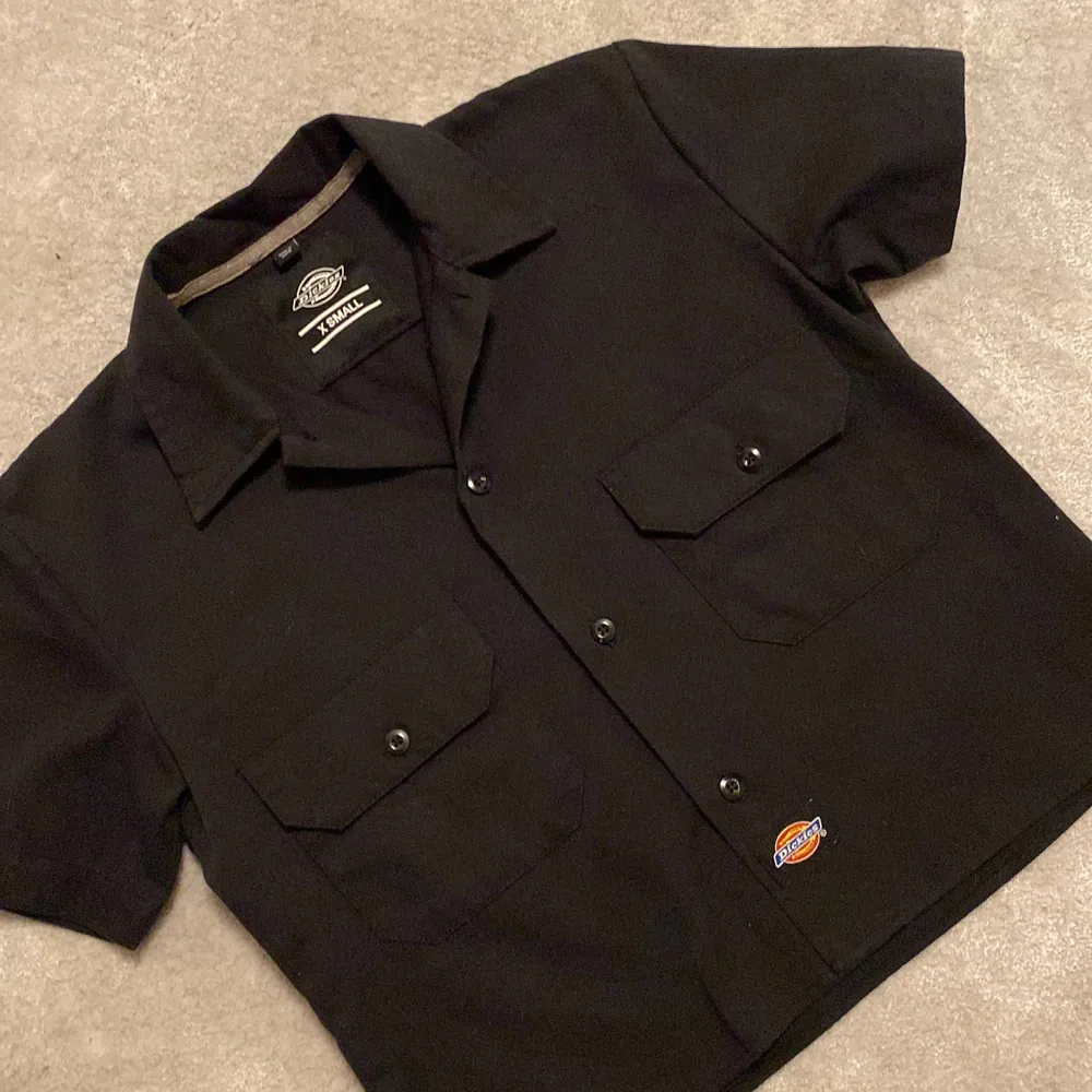 Grymt snygg kortärmad skjorta från Dickies, färg svart. Knappt använd 🤩. Skjortor.