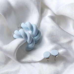 Las Vegas + Strasbourg blå - Öronpinnen finns att välja i guld och silver färgat. Handgjorda✨