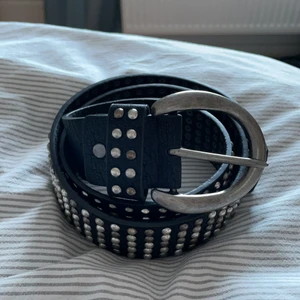 Bälte med nitar  - Bälte med nitar 85cm 