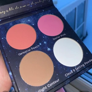 Face palette  - En helt oanvänd ansikte palett med så fina färger🥰