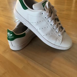 Adidas Stan Smith original - Säljer mina Adidas Stan Smiths i storlek 42 2/3 använda 2 veckor i somras inköpta på Åhléns för 550kr skorna är i princip nyskick släpper dem för 300kr