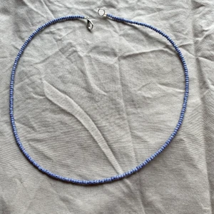 Pärlhalsband  - Pärlhalsband små pärlor super fin på andra bilden kan ni se hur den ser ut på !!💖💖 frakt kostar 14kr 