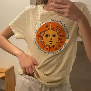 Acne Studios t-shirt  - T-shirt från Acne Studios SS21, knappt använd som ny! 