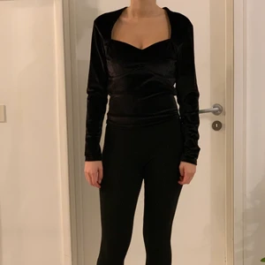 Svart topp - Svart i sammettyg från märker nordictex. Aldrig använd. Strl S