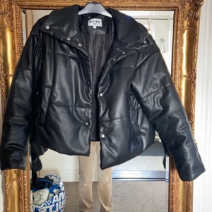 NA-KD - Jätte fin skinnjacka, varm och puffig, köpt på NA-KD för några månader sen aldrig använd och köptes för 800!