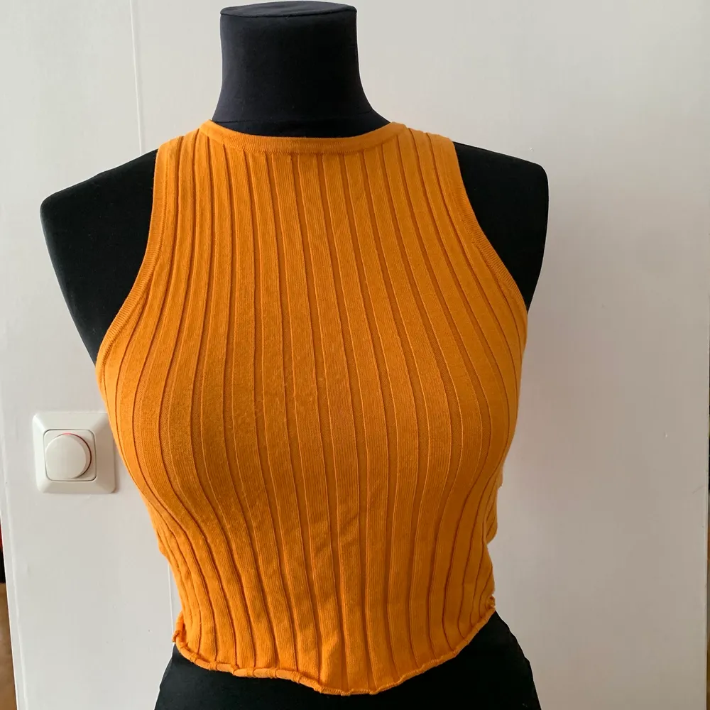 Jättesnygg och trendig orange halterneckliknande linne perfekt till sommaren!!!😍säljer pga ej kommer till användning 😞köpt på hm divided. Toppar.