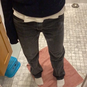 Zara jeans - Säljer dessa skitsnygga jeans till bra bud😊 från zara i strl 36 sitter lågmidjat och lite oversizrd på mig.  Finns ej att köpa längre😘 Lappen som sitter i bak har krympt men det syns knappt. frakt tillkommer BUD:470