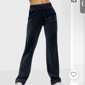 Juicy couture byxor - ⚠️LÅNAD BILD⚠️ Ett par jättefina juicycouture byxor i färgen nigthsky(mörkblå), de är använda några gånger men inte så att de syns på byxorna då de är i väldigt fint skick. Jag säljer dessa byxor för att jag har för många av de men de är hur fina och bekväma som helst! Jag skickar jätte gärna fler bilder på byxorna om de skulle önskas!