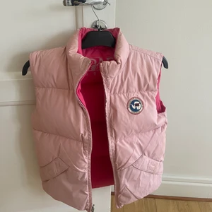 napajari väst - Storlek xs. Vändbar. För framsida på den mörka rosa sidan skicka till mig. Gick bara att publicera 3 bilder💕 