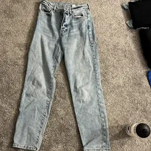 Mom jeans vet inte riktigt vart jag köpte dom men säljer för 100kr storlek 36 
