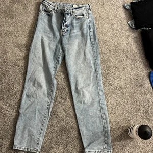 Jeans - Mom jeans vet inte riktigt vart jag köpte dom men säljer för 100kr storlek 36 