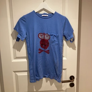 Helmut lang - Lila tröja från Helmut Lang! Ska se sliten ut. Söt dödskalle som tryck! Passar S/M