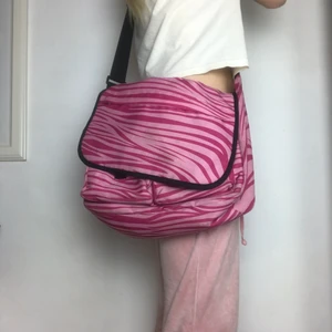 Axelremsväska  - Super fin rosa axelremsväska med zebramönster! Många fack och rymlig, passar perfekt som skolväska