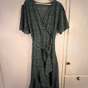 Grön omlottklänning - Fin omlottklänning, från SHEIN. väldigt luftigt material, men inte alls genomskinlig 