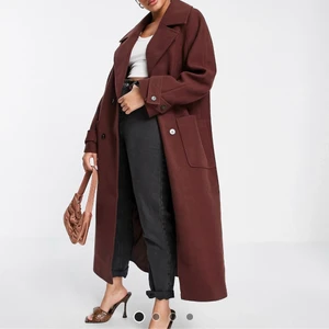 brun kappa - brun kappa från asos, slutsåld på hemsidan. aldrig använd! nypris 689kr