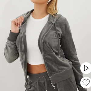 Juicy couture tröja  - Säljer min super sköna juicy tröja, har ej använt många gånger alls säljer pågrund av att jag ej använder den. Hör av dig om du har några frågor☺️tröjan är ganska liten i storlek så M är ej så stort som man kan tro.