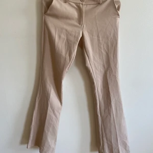 DesignbySi kostymbyxor  - Superskönt byxor med medelhög midja, passar som en 34, lite Stretchiga. Frakt ingår ej 