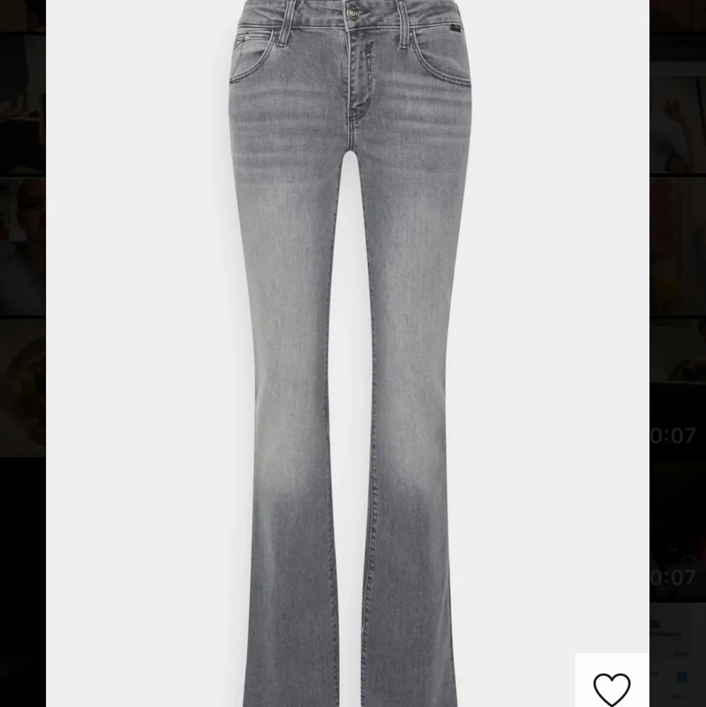 Helt oanvända gråa jeans. Köpte för 629kr. Säljer för att dem inte passar mig💓. Jeans & Byxor.