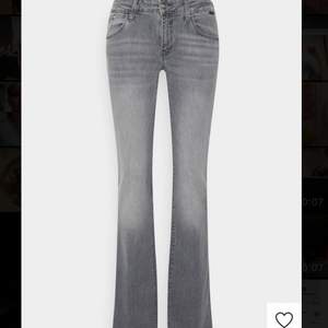 Helt oanvända gråa jeans. Köpte för 629kr. Säljer för att dem inte passar mig💓