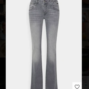 Lågmidjade gråa jeans - Helt oanvända gråa jeans. Köpte för 629kr. Säljer för att dem inte passar mig💓