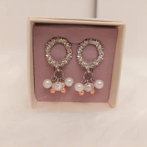 Örhängen  - Silveröhängen med strass pärlor.