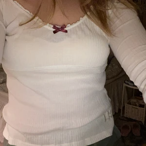 Vit odd Molly tröja  - Söt odd Molly tröja. Köptes på Plick för några dagar sedan med kände inte att den passa mig. (Den har små hål på magen som jag har lagat eftersom den jag köpte den av inte sa det!) men det syns inte nu. 💓Köparen står för frakten som är 45kr💓