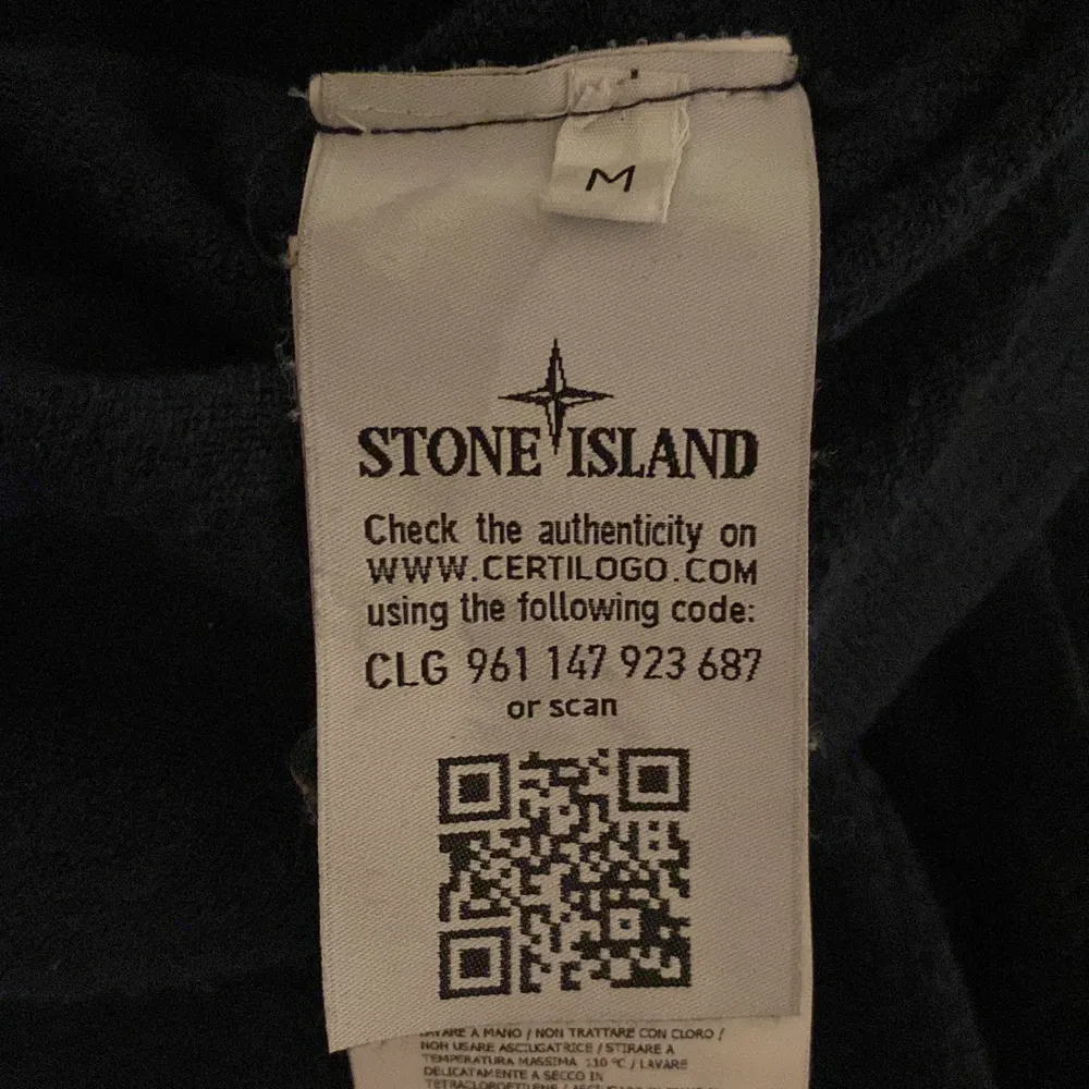 Äkta Stone island tröja skick 9/10 storlek M, färg mörkblå. Tröjor & Koftor.