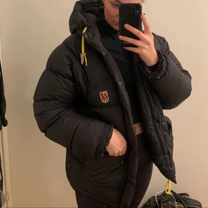 Fjällräven Expedition jacka - Säljer en mörkblå fjällräven expedition jacka. Stl XXS. Men passar större beroende på hur man vill att den ska sitta. Dam modell. Bra skick 