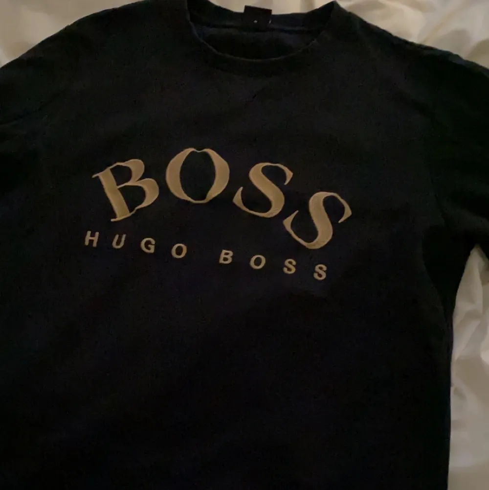 Säljer min Hugo boss sweatshirt, den är i ganska bra skick 8/10. Den är storlek M men passar S. Säljer för 650 men kan gå ner i pris vid snabb affär. Kan även byta mot något. . Tröjor & Koftor.