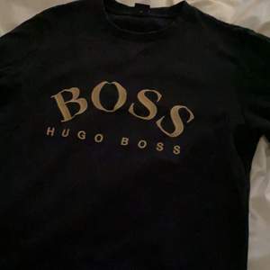 Säljer min Hugo boss sweatshirt, den är i ganska bra skick 8/10. Den är storlek M men passar S. Säljer för 650 men kan gå ner i pris vid snabb affär. Kan även byta mot något. 