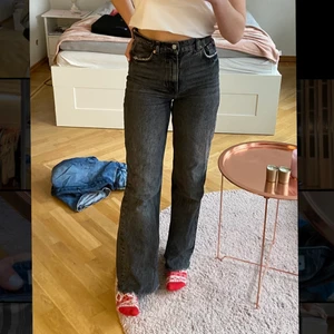 Zara jeans  - Grå jeans från zara. De är i modellen 90s high waist nånting. Alltså högmidjade och lite vida i benen. De är avklippa och jag är ca 166 som referens. I bra skick. Storlek 34. Köparen betalar frakt❣️