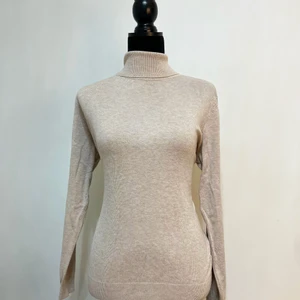 Finstickad beige polotröja - H&M - L - Finstickad beige polotröja från H&M i storlek L. Använd 1 gång och är i nyskick. Den är jättefin för en formell outfit.  Säljs för 99kr