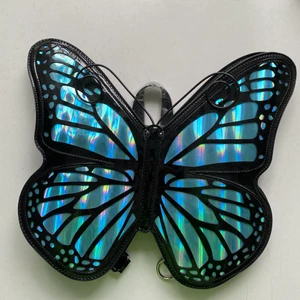 FLOAT LIKE A BUTTERFLY - Säljer denna fantastiska fjärilsryggsäck! Den är helt ny och har inplastade remmar (ligger i väskan)! Slut från dollskills hemsida! 😇😇🦋