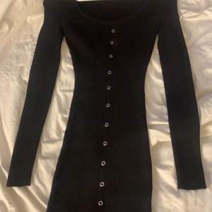En svart klänning från new yorker. Ser liten ut men den är jätte stretchig.