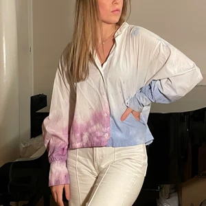 Skjorta - Jag säljer min kära skjorta som jag har färgat själv. Har inte gåre så mkt användning för den så jag tänker att det är bättre att ge den vidare❤️